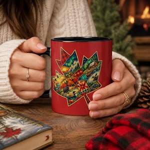 Peut inclure: Un mug en céramique rouge avec un intérieur et une anse noirs, orné d'un grand motif de feuille d'érable composé de petits panneaux illustrant un chalet, des montagnes, un élan, un plongeon, un ours et un motif de courtepointe coloré.
