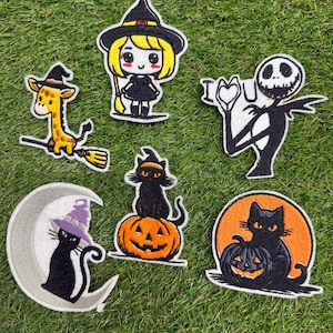 Puede incluir: Una colección de seis parches bordados con motivos de Halloween: una jirafa en una escoba, una bruja de pelo amarillo, un esqueleto con el texto I heart U, un gato negro sobre una luna creciente, un gato negro sobre una calabaza y un gato negro con una calabaza.