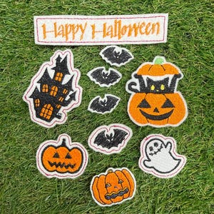 Puede incluir: Una colección de parches bordados de Halloween que incluye una tira rectangular con el texto Happy Halloween, una casa encantada, un gato negro en una calabaza, tres murciélagos, dos calabazas y un fantasma blanco con borde cosido.