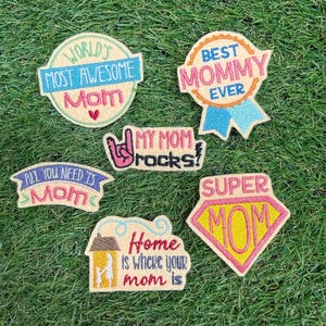 Puede incluir: Seis parches de tela bordados con varios diseños y textos. Los parches incluyen frases como World's Most Awesome Mom, Best Mommy Ever, My Mom Rocks, All You Need Is Mom, Super Mom y Home Is Where Your Mom Is en hilo de colores.