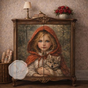 Puede incluir: Un mueble de madera con una pintura de una niña con una capa roja que sostiene un lobezno. El mueble tiene detalles ornamentados y está coronado con una lámpara, libros y un jarrón de rosas rojas. La pintura es de estilo vintage.