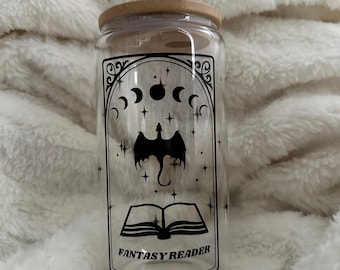 Trinkglas aus Glas mit Bambusdeckel und Strohhalm – Fantasy Reader Tarotkarte | Geschenk für Bücherliebhaber