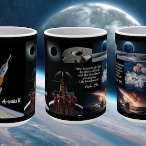 Puede incluir: Tres tazas de cerámica blanca con diseños temáticos espaciales. Las tazas presentan imágenes de cohetes, la luna y escenas espaciales. Una taza tiene el texto "Artemis II". El fondo muestra una vista de la Tierra desde el espacio.