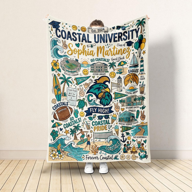 Puede incluir: Una manta blanca con un dise&ntilde;o colorido que incluye el texto "COASTAL UNIVERSITY" y "Sophia Martinez". El dise&ntilde;o incluye ilustraciones de un estadio, olas, un faro y palmeras. La manta est&aacute; sujeta por una persona.