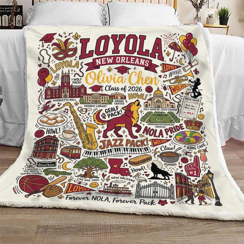 Puede incluir: Manta crema de la Universidad Loyola de Nueva Orleans con un dise&ntilde;o gr&aacute;fico detallado. Presenta el texto "Loyola New Orleans" y "Olivia Chen Class of 2026", junto con ilustraciones de monumentos, un lobo e instrumentos musicales.