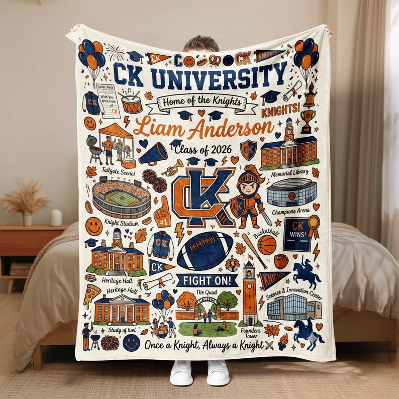Puede incluir: Una manta color crema con un dise&ntilde;o tem&aacute;tico universitario, que muestra "CK University" y "Liam Anderson Class of 2026." La manta incluye ilustraciones de un bal&oacute;n de f&uacute;tbol, un estadio y otros iconos universitarios.