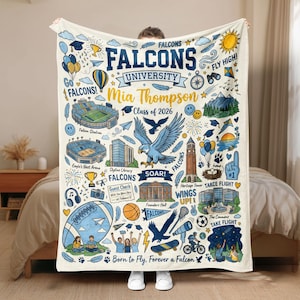 Puede incluir: Manta color crema con un dise&ntilde;o universitario azul y amarillo. Presenta el texto "Falcons University" y "Mia Thompson Class of 2026". Incluye ilustraciones de un estadio, un &aacute;guila y otros s&iacute;mbolos universitarios.