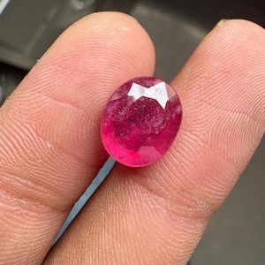7.5 Carats Ruby faceted oval cut stone