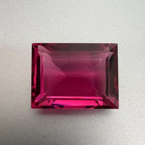 Piedra rubí talla baguette facetada de 17 x 21 mm - Precio por pieza