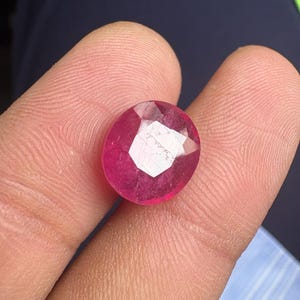 6,5 karat rubin fasetterad oval slipad sten