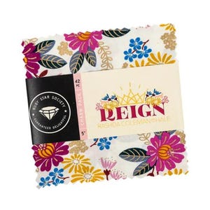 Peut inclure: Un paquet de charmes en tissu avec des motifs floraux roses, bleus et jaunes sur fond blanc. Le paquet est enveloppé d'une bande noire et d'une étiquette indiquant "REIGN" et "Ruby Star Society". Le paquet mesure 12,7 cm.