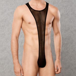 Op de afbeelding: Een zwarte, doorschijnende mesh bodysuit met een diepe ronde halslijn en een verticaal paneelontwerp dat van de borst tot aan het kruis loopt, wat een minimalistisch kledingstuk uit één stuk vormt met dunne schouderbandjes en open zijkanten.