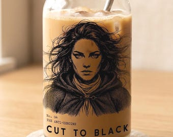 Anti-hjältinna illustrerat pintglas | Specimen-serien, samlarmugg Dark Academia iskaffe (473 ml)