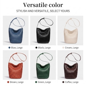 Op de afbeelding: Afbeelding van zes geweven emmermodeltassen in verschillende kleuren: blauw, zwart, cr&egrave;me, bruin, groen en koffie. Elke tas heeft een lange, verstelbare riem. De tekst "Versatile color" en "STYLISH AND VERSATILE, SELECT YOURS" staat bovenaan.
