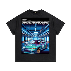 Könnte beinhalten: Schwarzes T-Shirt mit einer Grafik eines türkis-violetten Autos mit goldenen Felgen, in einem futuristischen Tunnel. Der Text "JDM Car Meet Underground" ist über dem Auto zu sehen. Das T-Shirt hat einen Vintage-Look.