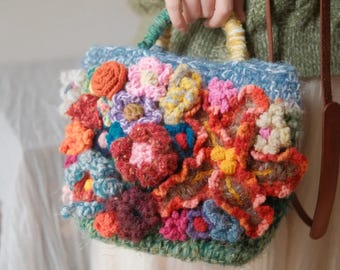 Cabas original avec fleurs au crochet, sac en laine mélangée tricoté à la main, sac à main avec appliques florales, sac à bandoulière artistique, cadeau pour elle, sac d'invité de mariage