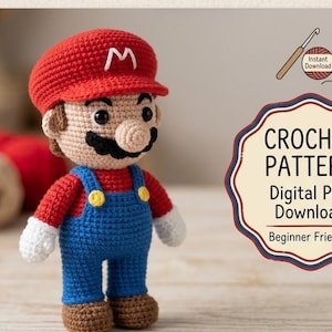 Puede incluir: Muñeco de Mario tejido a ganchillo, con gorro rojo con una "M" blanca, camisa roja, peto azul y zapatos marrones. El muñeco tiene bigote negro. Se ve un gráfico de descarga digital "Crochet Pattern".
