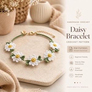 Könnte beinhalten: Ein handgefertigtes Häkelarmband mit Gänseblümchen. Das Armband hat weiße Gänseblümchenblüten mit gelben Zentren und grünen Blättern, die auf einem grünen Band aufgereiht sind. Der Verschluss und die Kette sind goldfarben. Der Text lautet "Daisy Bracelet Crochet Pattern".