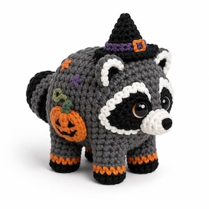 Schema PDF per realizzare all'uncinetto un procione di Halloween di Jimothy / Bambola amigurumi con cappello da strega / Livello principiante avanzato / 15-18 cm (6-7 pollici) Download digitale