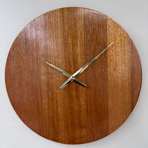 Horloge murale en chêne de Tasmanie | Fini ambre chaud, aiguilles dorées, bois silencieux (40 cm)