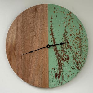 Horloge murale en chêne de Tasmanie | Art vert sauge d'éclaboussure, pièce de déclaration de bois de construction moderne
