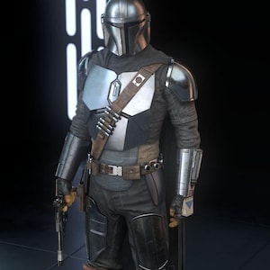 Puede incluir: Un personaje con casco y armadura plateados, sosteniendo una pistola bláster. El disfraz presenta un body gris oscuro, detalles en cuero marrón y una capa. El personaje está de pie en un entorno oscuro y futurista.