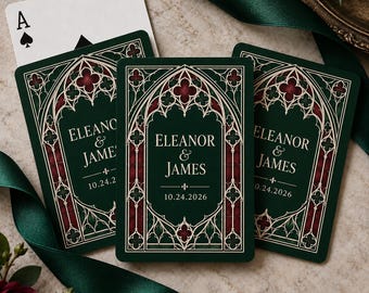Könnte beinhalten: Drei rechteckige Spielkarten mit dunkelgrünem Hintergrund und einem weißen gotischen Bogenrahmen. Die Karten zeigen den Text Eleanor & James und das Datum 10.24.2026 in weißer Schrift. Eine Karte zeigt ein Pik-Ass in der Ecke.