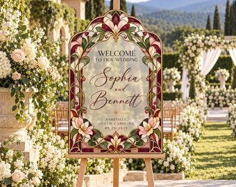 Könnte beinhalten: Ein bogenförmiges Hochzeits-Willkommensschild auf einer Holzstaffelei mit einem Buntglas-Rahmen in Rosa, Burgunderrot und Grün. Der Text lautet: WELCOME TO OUR WEDDING, Sophia and Bennett, ASHEVILLE, NORTH CAROLINA, 09.25.2027.