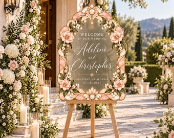 Könnte beinhalten: Ein bogenförmiges Hochzeits-Willkommensschild auf einer Holzstaffelei mit einer mattierten Glasmitte und dem Text Welcome to our wedding Adeline and Christopher Monterey, California 07.16.2027, umrahmt von rosa Blumen und Perlen.