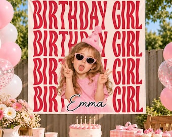 Könnte beinhalten: Ein rechteckiges Stoffbanner mit dem wiederholten roten Text BIRTHDAY GIRL in einer wellenförmigen Schriftart. Das Banner zeigt ein Foto eines Kindes mit einer rosa Partykappe und Sonnenbrille, wobei der Name Emma in schwarzer Schrift steht.