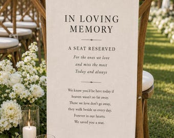 Könnte beinhalten: Ein cremefarbenes Stoffschild, das über einen Holzstuhl drapiert ist und schwarzen gedruckten Text enthält: IN LOVING MEMORY, A SEAT RESERVED, For the ones we love and miss the most, Today and always, We know you'd be here today if heaven wasn't so far away.