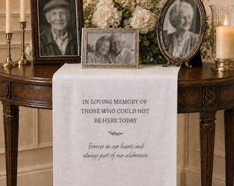 Könnte beinhalten: Ein weißer Tischläufer aus Stoff mit dem schwarzen Aufdruck: IN LOVING MEMORY OF THOSE WHO COULD NOT BE HERE TODAY, gefolgt von einem kleinen Blattsymbol und dem Text: Forever in our hearts and always part of our celebration.