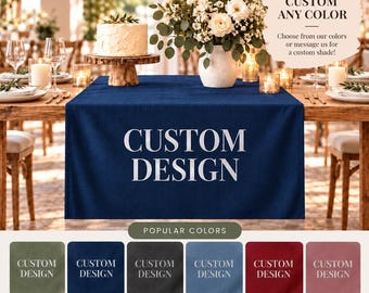 Könnte beinhalten: Ein marineblauer Tischläufer mit dem weißen Text CUSTOM DESIGN. Der Läufer liegt auf einem Holztisch mit Kuchen und Blumen. Darunter befinden sich Farbmuster für SAGE GREEN, NAVY, CHARCOAL, DUSTY BLUE, BURGUNDY und MAUVE.