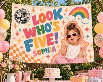 Könnte beinhalten: Ein rechteckiges Stoffbanner mit dem Text LOOK WHO'S FIVE! SOPHIA in bunten Blockbuchstaben. Das Design zeigt eine Discokugel, einen Regenbogen und das Foto eines Kindes mit herzförmiger Sonnenbrille auf einem cremefarbenen Hintergrund.