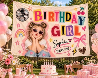 Könnte beinhalten: Ein rechteckiges Geburtstagsbanner aus Stoff mit dem Text BIRTHDAY GIRL, dem Namen Sophia und dem Schriftzug TURNS FIVE. Das Design zeigt ein Kinderfoto, eine Discokugel, einen Regenbogen, eine rosa Schleife und Herzmotive.
