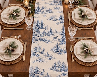 Weihnachtstischläufer in Blau mit Toile-de-Jouy-Motiv, verschneites Dorf, Waldtiere, winterliche Festtagsdekoration, Vintage-Weihnachtstischläufer