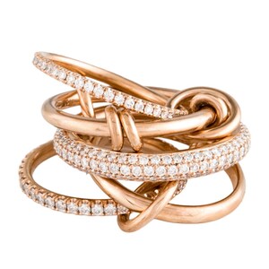 Anillo de eternidad con múltiples moissanitas chapado en oro rosa, anillo con múltiples conectores, anillo SPINELLI KILCOLLIN, anillos apilables entrelazados.