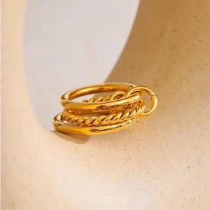Anillo apilable de 2 bandas lisas chapadas en oro de 18k con diseño de espiral central, anillo llamativo hecho a mano, anillo sencillo y grueso, SPINELLI KILCOLLIN Bands