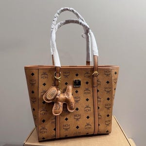 MCM コニャックレザートートバッグ ラグジュアリー MCM モノグラム ショルダーバッグ デザイナー クロスボディ ハンドバッグ ユニセックス トラベルバッグ 彼女へのギフト