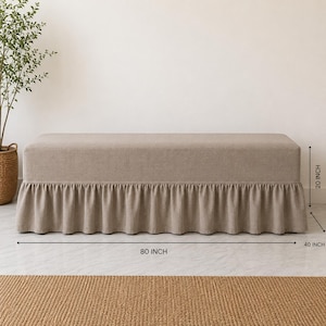Peut inclure: Un banc rectangulaire beige avec une jupe en tissu dotée d'un design à volants froncés. Le banc mesure 80 pouces de longueur, 40 pouces de largeur et 20 pouces de hauteur, comme indiqué par les lignes de dimension et les étiquettes noires.