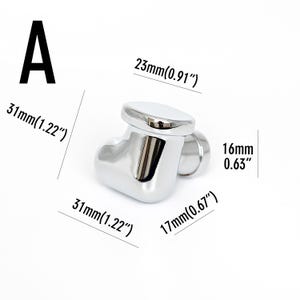 Pu&ograve; includere: Un gemello lucido con finitura cromata, a forma di cuore. Il gemello misura 31 mm per 31 mm, con uno spessore di 16 mm. La parte superiore &egrave; larga 23 mm e lunga 17 mm. La lettera "A" si trova nell'angolo in alto a sinistra.