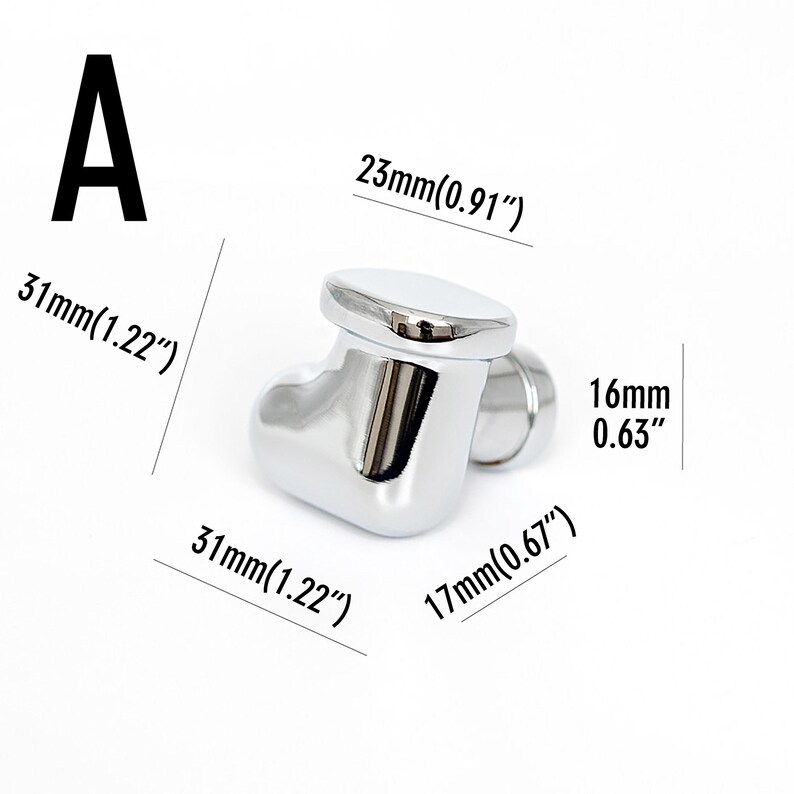 Pu&ograve; includere: Un gemello lucido con finitura cromata, a forma di cuore. Il gemello misura 31 mm per 31 mm, con uno spessore di 16 mm. La parte superiore &egrave; larga 23 mm e lunga 17 mm. La lettera "A" si trova nell'angolo in alto a sinistra.