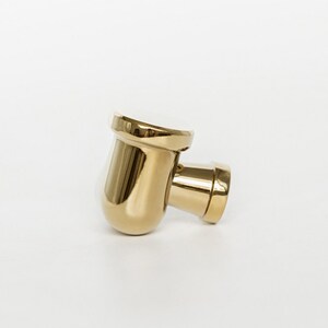 Pu&ograve; includere: Pomello per mobili color oro con corpo arrotondato e base cilindrica. Il pomello ha una superficie liscia e riflettente, progettato per una facile presa e installazione. Adatto per cassetti e armadi.