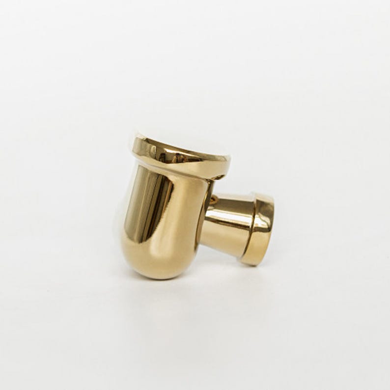 Pu&ograve; includere: Pomello per mobili color oro con corpo arrotondato e base cilindrica. Il pomello ha una superficie liscia e riflettente, progettato per una facile presa e installazione. Adatto per cassetti e armadi.