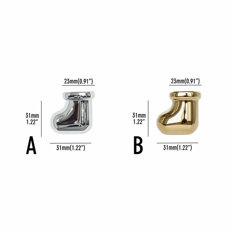 Pu&ograve; includere: Due piccoli ornamenti metallici a forma di calza. Uno &egrave; argentato, l'altro dorato. Ognuno misura 3,1 cm di lunghezza, 2,3 cm di larghezza e 3,1 cm di altezza. Gli ornamenti sono etichettati A e B.