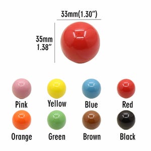 Puede incluir: Una colecci&oacute;n de objetos esf&eacute;ricos brillantes de varios colores. La esfera roja superior mide 35 mm de di&aacute;metro. Debajo hay esferas rosas, amarillas, azules, rojas, naranjas, verdes, marrones y negras.