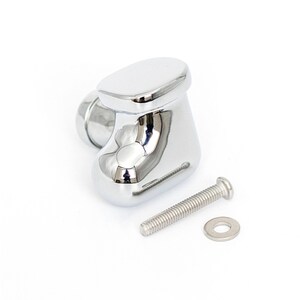 Pu&ograve; includere: Un pomello per armadio cromato lucido con una parte superiore arrotondata e una base curva. Una vite e una rondella argentate sono accanto al pomello. L'hardware &egrave; progettato per progetti di mobili e decorazioni per la casa.