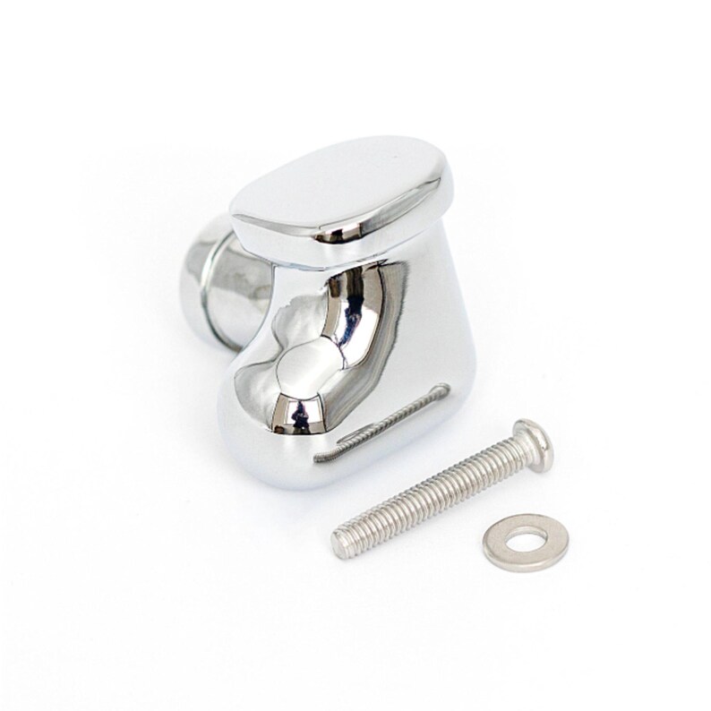 Pu&ograve; includere: Un pomello per armadio cromato lucido con una parte superiore arrotondata e una base curva. Una vite e una rondella argentate sono accanto al pomello. L'hardware &egrave; progettato per progetti di mobili e decorazioni per la casa.