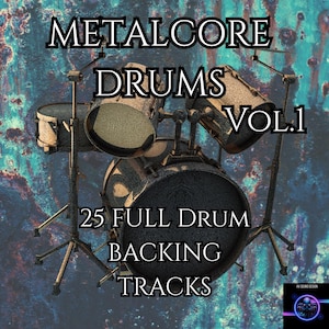 Könnte beinhalten: Ein digital gerendertes Schlagzeug-Set mit dem Text "METALCORE DRUMS VOL.1" und "25 FULL DRUM BACKING TRACKS". Die Trommeln sind metallisch braun und vor einem strukturierten blau-braunen Hintergrund platziert.