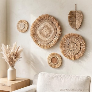 Puede incluir: Juego de tres tazas de cerámica con acabado mate moteado. Las tazas son en tonos crema, gris claro y gris oscuro. Cada taza tiene un diseño simple y minimalista.